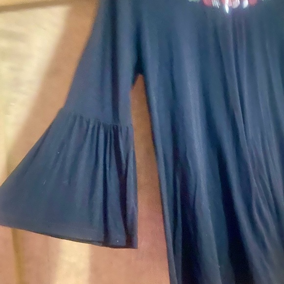 Floral embroidery with bell sleeves blouse - Picture 3 of 4